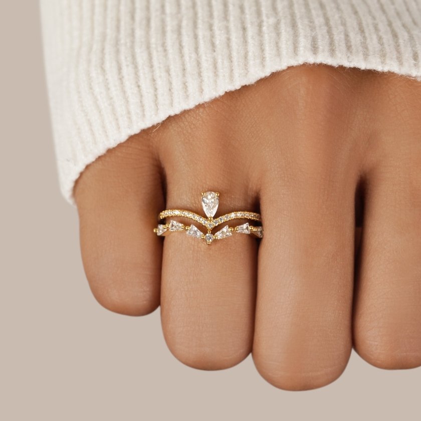 AURA – ELEGANT CRYSTAL RING