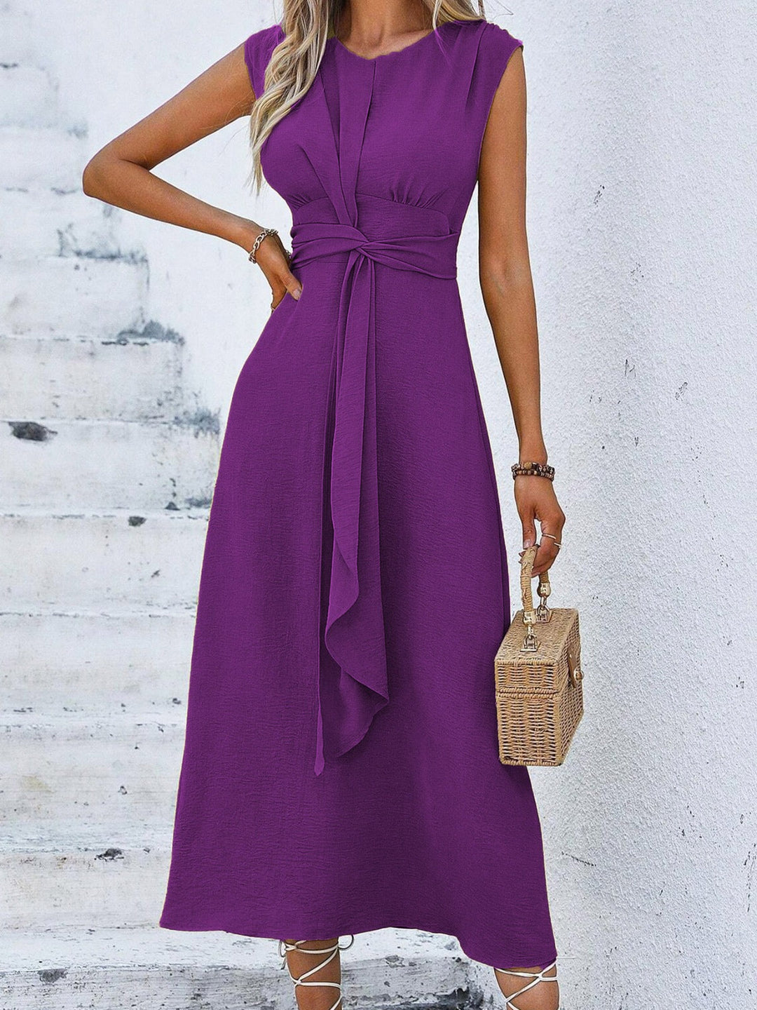 Amelia – Elegant Sleeveless Dress with Adjustable Belt