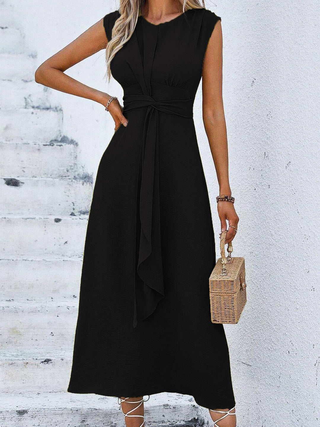 Amelia – Elegant Sleeveless Dress with Adjustable Belt